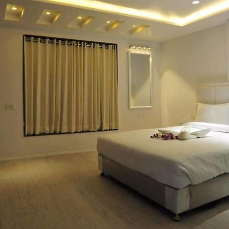 Grand Nakshatra Hotel Ānand 外观 照片