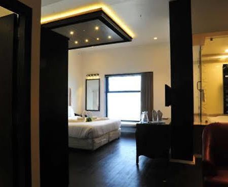 Grand Nakshatra Hotel Ānand 外观 照片