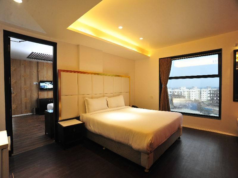Grand Nakshatra Hotel Ānand 外观 照片