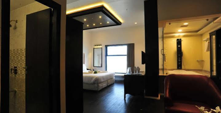 Grand Nakshatra Hotel Ānand 外观 照片
